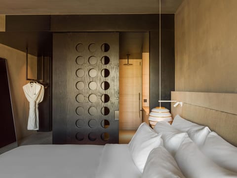 Minibar, desk, free cribs/infant beds, bed sheets