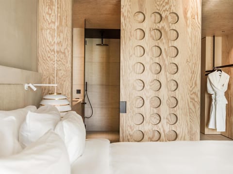 Minibar, desk, free cribs/infant beds, bed sheets