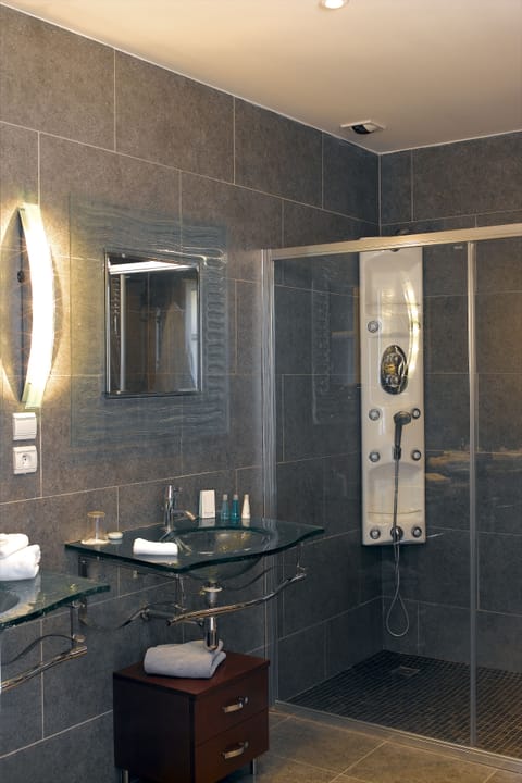 Suite | Bathroom | Free toiletries, hair dryer, bathrobes, towels