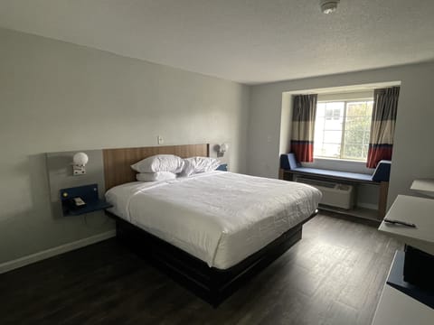 Room, 1 King Bed, Non Smoking | In-room safe, desk, soundproofing, iron/ironing board