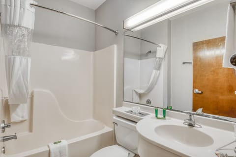 Room, 1 Queen Bed | Bathroom | Free toiletries, hair dryer, heated floors, towels