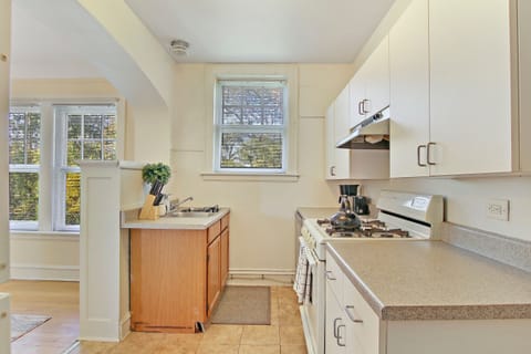 Classic Apartment, 1 Bedroom, Non Smoking | Private kitchen | Fridge, microwave, oven, stovetop
