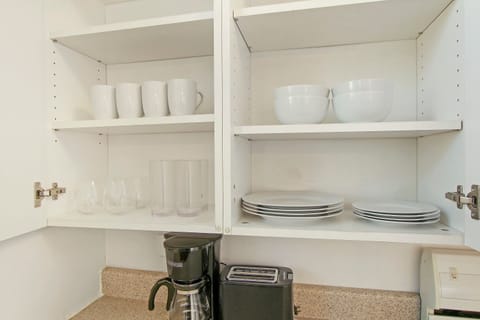 Classic Apartment, 1 Bedroom, Non Smoking | Private kitchen | Fridge, microwave, oven, stovetop