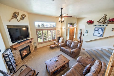 - Cozy living room with fireplace and flat-screen TV  
- Comfortable seating perfect for après-ski evenings  
- Mountain decor creates a true Park City retreat