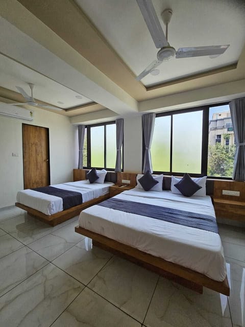 Superior Triple Room | Laptop workspace, free WiFi, bed sheets