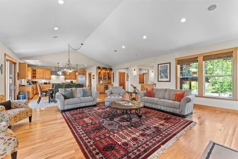 Living room 1: Main floor, Wood fireplace, Smart TV, ample seating