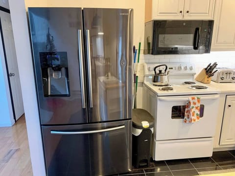 Nice little cooking & Prep corner to make the magic happen. What yummy things would you cook up in a kitchen like this? :) 