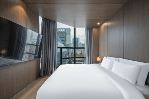 Double Room, 1 King Bed, City View, Corner | Premium bedding, in-room safe, desk, laptop workspace