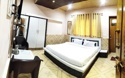 Classic Double Room, Balcony, Mountain View | Free WiFi, bed sheets