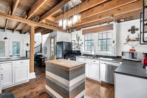 Kitchen (downstairs)