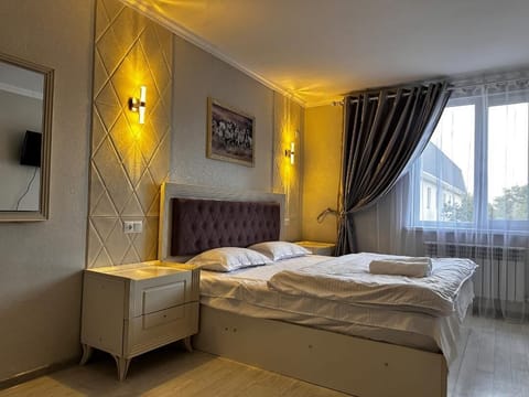Luxury Double Room | Laptop workspace, free WiFi