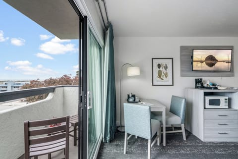 Laptop workspace, blackout drapes, iron/ironing board, free WiFi