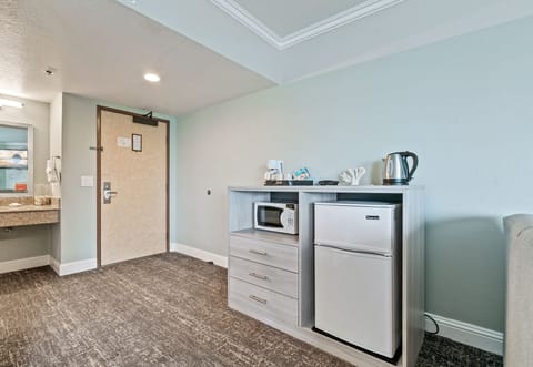 Standard Room, 1 King Bed, Balcony | Laptop workspace, blackout drapes, iron/ironing board, free WiFi