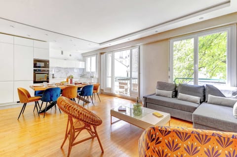 Bienvenue dans notre salon baigné de lumière, doté d’un canapé convertible ultra confortable. Grâce à sa double exposition, l’appartement profite d’une luminosité naturelle tout au long de la journée