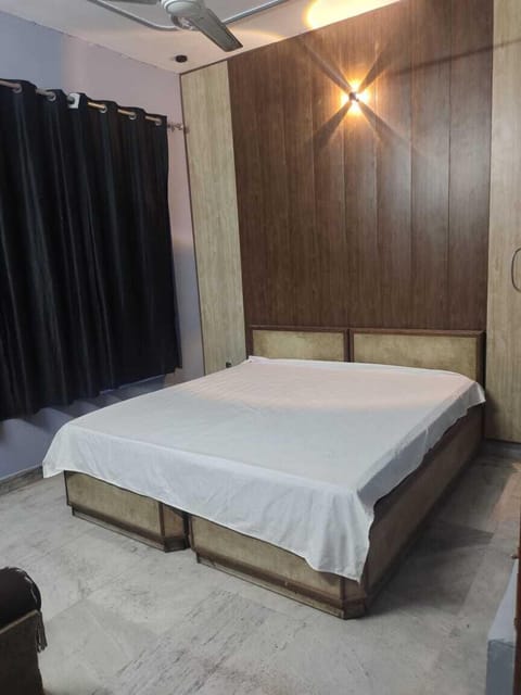 Classic Room, City View | Desk, laptop workspace, free WiFi