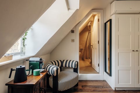 Deluxe Loft, 1 Bedroom | Iron/ironing board, free WiFi, bed sheets