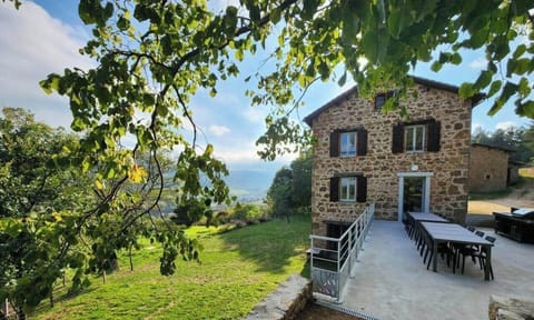 Notre spacieuse terrasse vous offre une vue imprenable, le cadre parfait pour des moments inoubliables. Profitez de ce lieu privilégié pour vous retrouver entre amis ou en famille, vous détendre et admirer le paysage.