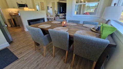 Dining area with electrical fireplace in the kitchen island.