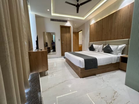 Luxury Suite, City View | Laptop workspace, soundproofing, WiFi (free)