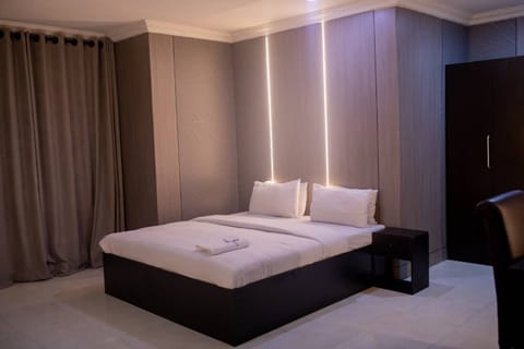 Deluxe Room | Desk, laptop workspace