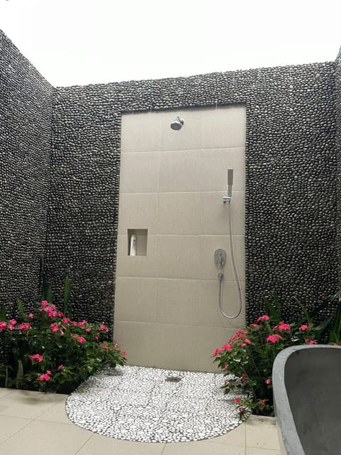 Deluxe Room, Air conditioning, Mountain View | Bathroom | Free toiletries, soap, shampoo, toilet paper