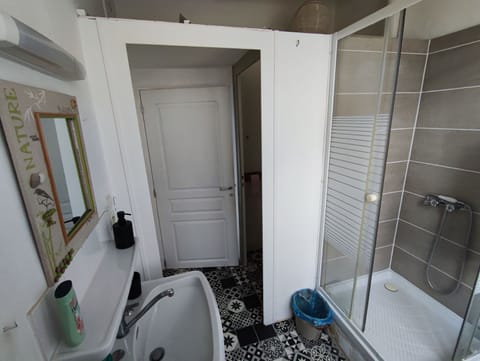 Shower, towels, toilet paper