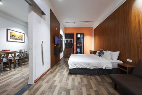City Suite | Desk, free WiFi