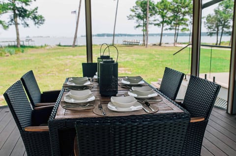 Waterfront dining never looked so good.
