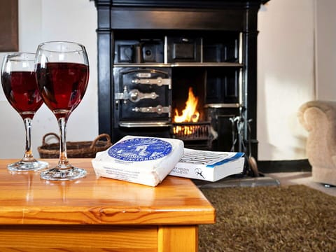 Hearth, Living Room, Picture Frame, Heat, Fireplace, Wine, Stove, Wood-Burning Stove