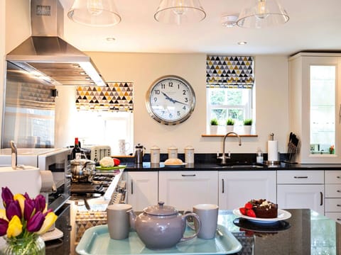 Shade, Mountain Range, Outdoor Structure, Eco Hotel, Deck, Outdoor Furniture, Garden, Chair, Landscaping, Hardwood