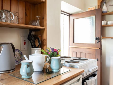 Shade, Mountain Range, Outdoor Structure, Eco Hotel, Deck, Outdoor Furniture, Garden, Chair, Landscaping, Hardwood