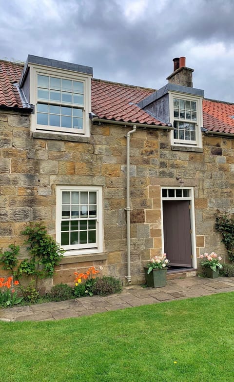 Shade, Mountain Range, Outdoor Structure, Eco Hotel, Deck, Outdoor Furniture, Garden, Chair, Landscaping, Hardwood