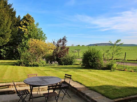 Shade, Mountain Range, Outdoor Structure, Eco Hotel, Deck, Outdoor Furniture, Garden, Chair, Landscaping, Hardwood