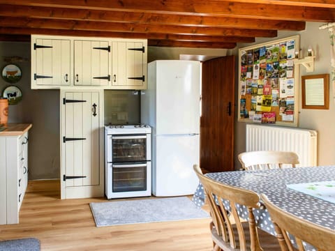 Shade, Mountain Range, Outdoor Structure, Eco Hotel, Deck, Outdoor Furniture, Garden, Chair, Landscaping, Hardwood