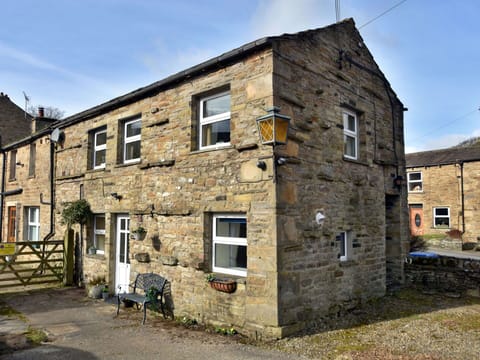 Shade, Mountain Range, Outdoor Structure, Eco Hotel, Deck, Outdoor Furniture, Garden, Chair, Landscaping, Hardwood