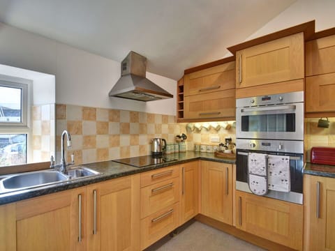 Shade, Mountain Range, Outdoor Structure, Eco Hotel, Deck, Outdoor Furniture, Garden, Chair, Landscaping, Hardwood