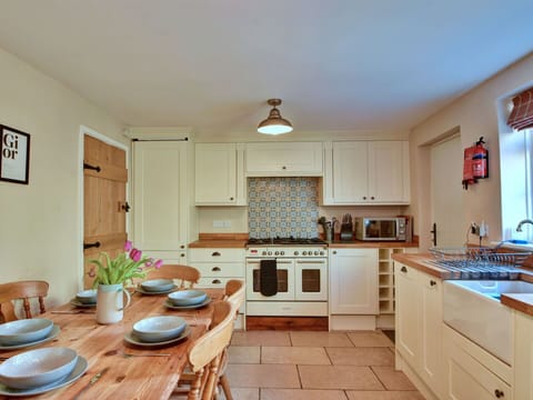 Shade, Mountain Range, Outdoor Structure, Eco Hotel, Deck, Outdoor Furniture, Garden, Chair, Landscaping, Hardwood