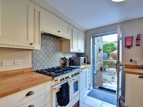 Shade, Mountain Range, Outdoor Structure, Eco Hotel, Deck, Outdoor Furniture, Garden, Chair, Landscaping, Hardwood