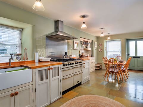 Shade, Mountain Range, Outdoor Structure, Eco Hotel, Deck, Outdoor Furniture, Garden, Chair, Landscaping, Hardwood