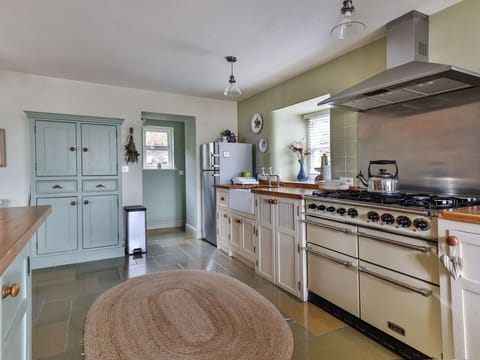 Shade, Mountain Range, Outdoor Structure, Eco Hotel, Deck, Outdoor Furniture, Garden, Chair, Landscaping, Hardwood