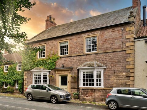 Shade, Mountain Range, Outdoor Structure, Eco Hotel, Deck, Outdoor Furniture, Garden, Chair, Landscaping, Hardwood