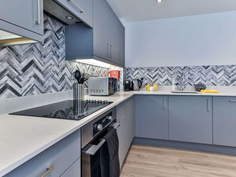 Shade, Mountain Range, Outdoor Structure, Eco Hotel, Deck, Outdoor Furniture, Garden, Chair, Landscaping, Hardwood