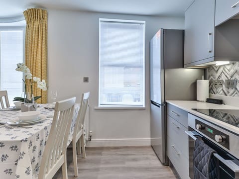 Shade, Mountain Range, Outdoor Structure, Eco Hotel, Deck, Outdoor Furniture, Garden, Chair, Landscaping, Hardwood