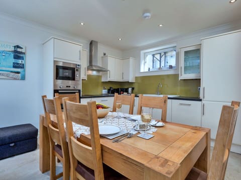 Shade, Mountain Range, Outdoor Structure, Eco Hotel, Deck, Outdoor Furniture, Garden, Chair, Landscaping, Hardwood