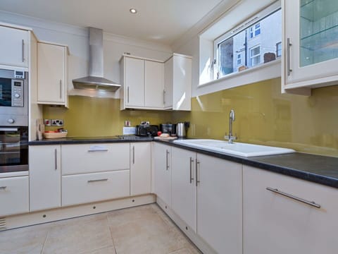 Shade, Mountain Range, Outdoor Structure, Eco Hotel, Deck, Outdoor Furniture, Garden, Chair, Landscaping, Hardwood