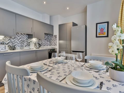 Shade, Mountain Range, Outdoor Structure, Eco Hotel, Deck, Outdoor Furniture, Garden, Chair, Landscaping, Hardwood