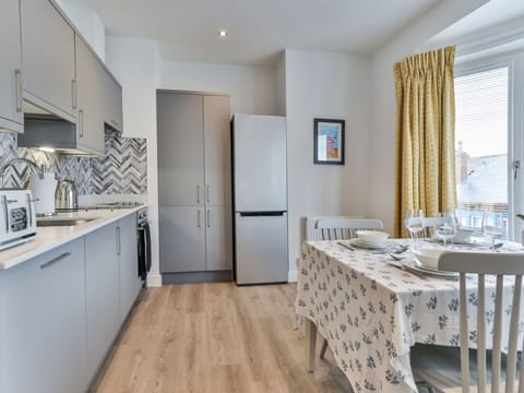 Shade, Mountain Range, Outdoor Structure, Eco Hotel, Deck, Outdoor Furniture, Garden, Chair, Landscaping, Hardwood