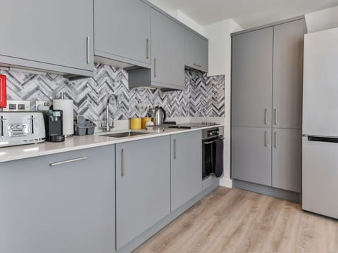 Shade, Mountain Range, Outdoor Structure, Eco Hotel, Deck, Outdoor Furniture, Garden, Chair, Landscaping, Hardwood