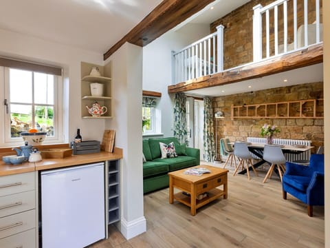 Shade, Mountain Range, Outdoor Structure, Eco Hotel, Deck, Outdoor Furniture, Garden, Chair, Landscaping, Hardwood