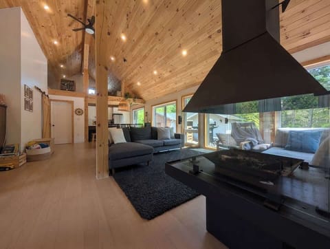 Espace lumineux et aéré avec foyer moderne et vue imprenable sur la nature — l’endroit idéal pour vous détendre et recharger vos batteries!